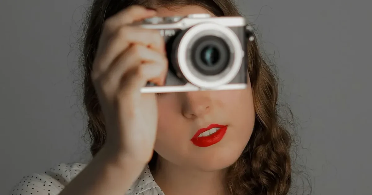 A girl shooting with camera for picturs.